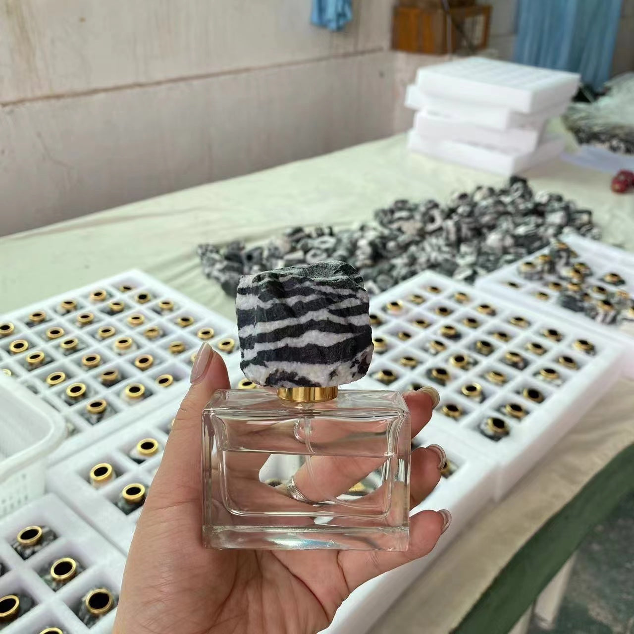 100 pieces Natural raw stone crystal 15mm bottle open cap jade perfume bottle cap personalized marble Fragrance bottle cap